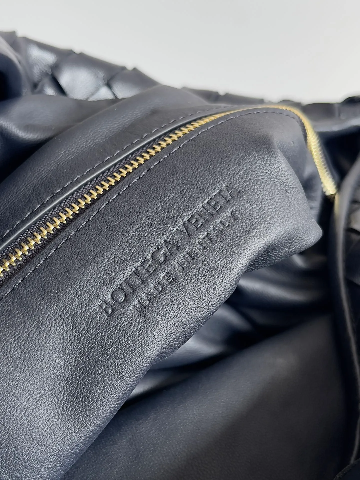 Batch 2160 Recently, I seem to be obsessed with this bag from BV~ The new Hop is really not too beautiful. The whole bag has no seams. The bag body and handles are made of one piece of leather. It embodies the style and essence of Bottega Veneta. It truly represents craftsmanship and creativity. The large size has a very loose and lazy upper body. Big bag lovers will definitely not regret buying it. Style number: 763970 Size: 53*24*13